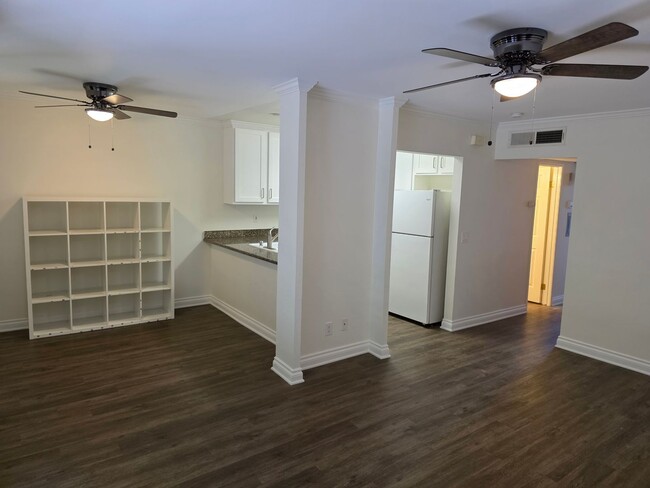 Building Photo - Renovated upstairs 2 bedroom 2 bath condo ...