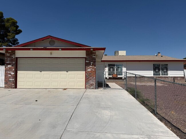Building Photo - 4 Bedroom 2 Bathroom House with 2 Car Garage Located in Fashion Square Near Schools and Shopping