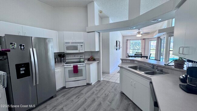 Foto del edificio - 615 Sheridan Woods Dr