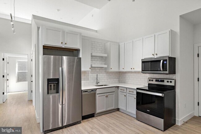 Building Photo - 15 W Girard St