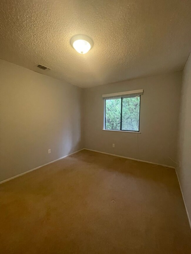 Building Photo - 2 Bedroom Upper Level Condo on Sonoma's Ea...