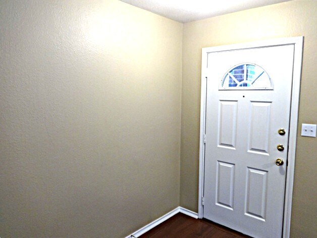 Foto del edificio - 360 Whispering Hollow Dr