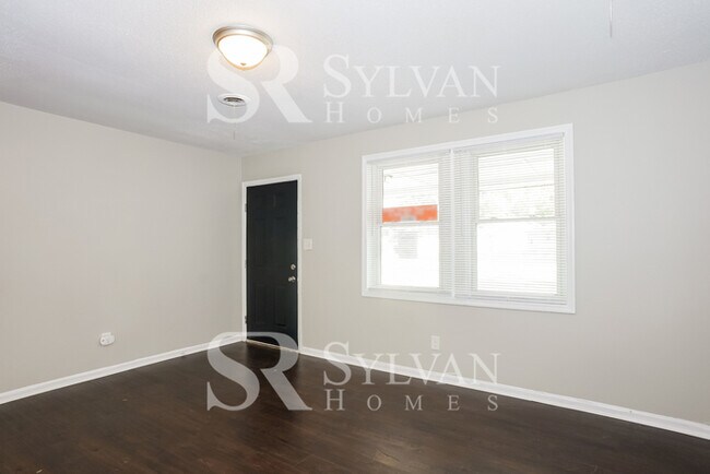 Foto del edificio - The living is easy in this 3 bedroom, 1.5 ...