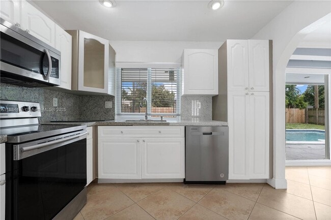 Building Photo - 2441 Tarpon Dr