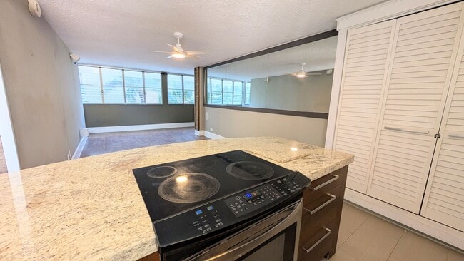 Foto del edificio - 1 Bed 1 Bath with Den at Waikiki Imperial Apt.
