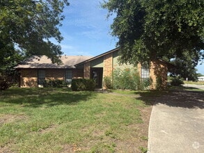 Building Photo - 912 Spring Hill Dr