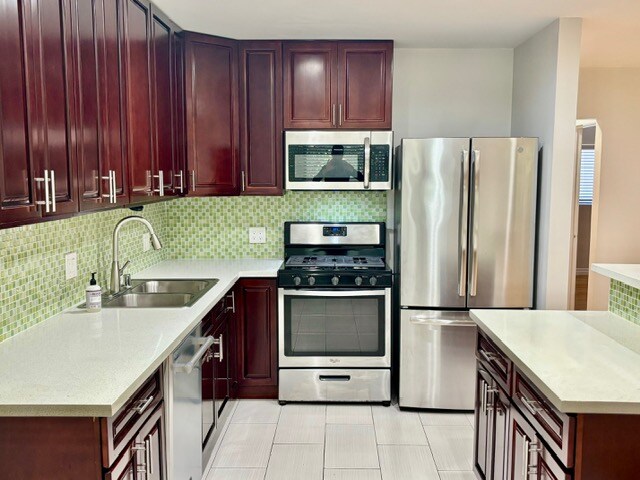 Foto del edificio - 2488 Beachwood Dr