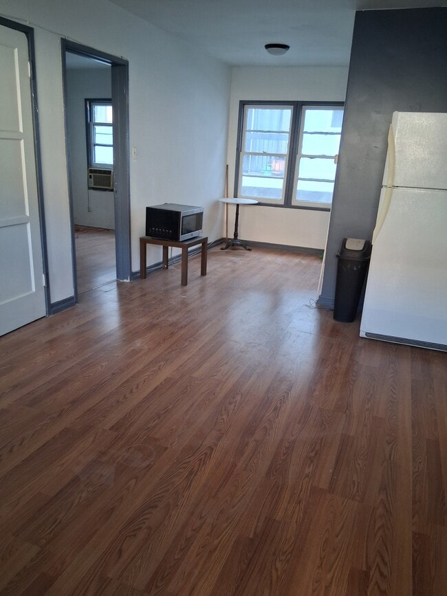 Building Photo - 620 E Acacia Ave