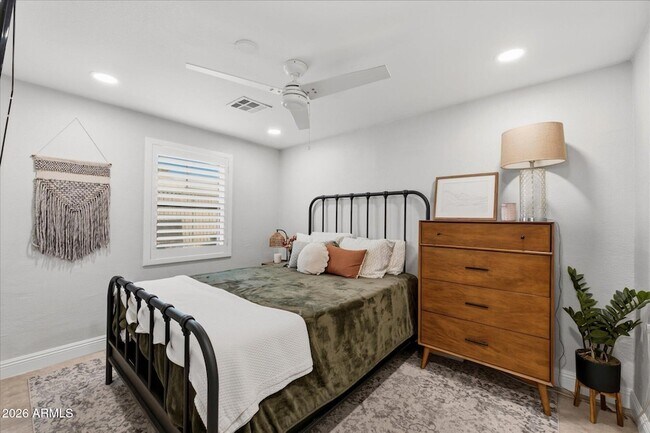 Foto del edificio - 1324 E Orangewood Ave