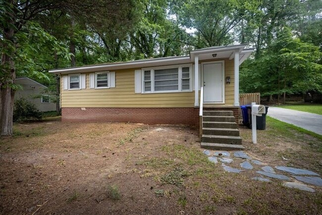 Building Photo - Retro home in trendy Carrboro