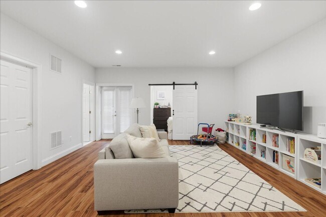 Foto del edificio - Welcome to this beautifully maintained 4-bedroom, 3.5-bath townhome in the heart of Lorton
