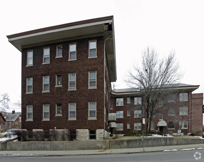 Foto del edificio - Woodburn Courtyard Apartments