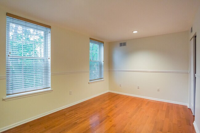 Foto del edificio - Beautiful 2 Bedroom, 2 Bathroom Historical Row Home