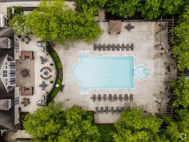 Patio y piscina - Riverview Landing