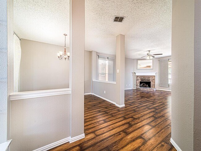 Building Photo - 2410 Valley Creek Dr