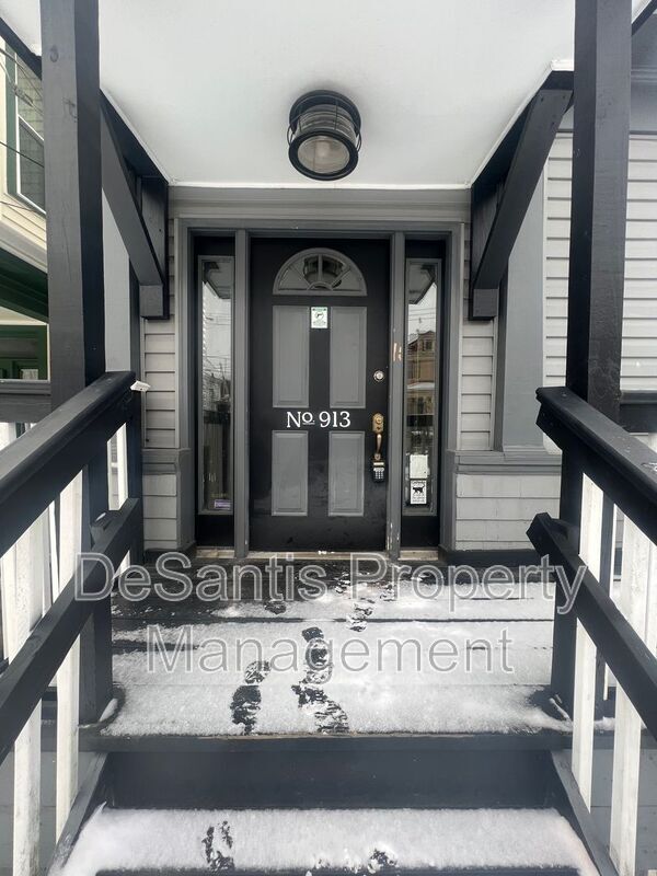 Foto del edificio - 913 Russellwood Ave