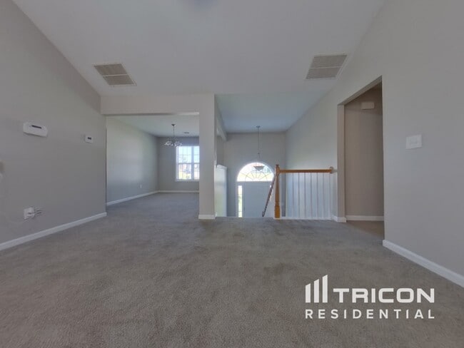Building Photo - 4650 Camelot Dr