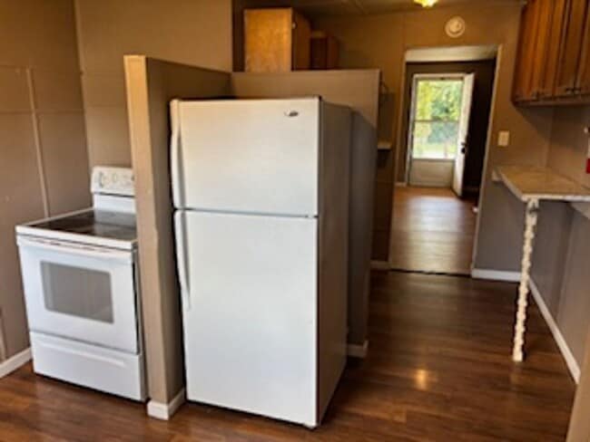 Building Photo - 3 bedroom, 1 bathroom Triplex: Martinsville