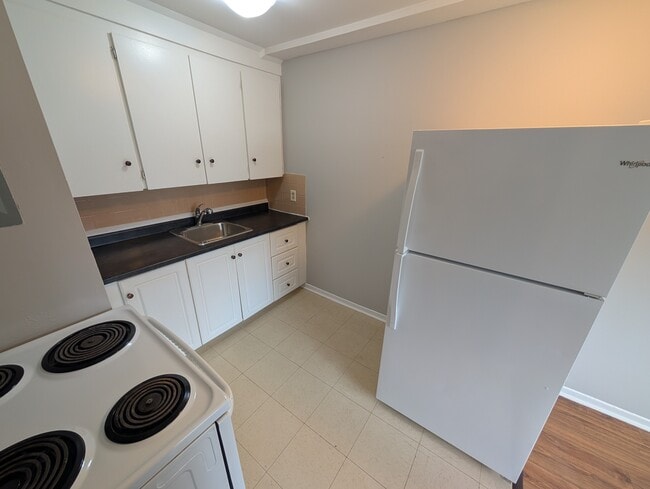 Building Photo - Comfy 1-Bedroom Apartment – Heat & Hot Water Included! *Pet Friendly*