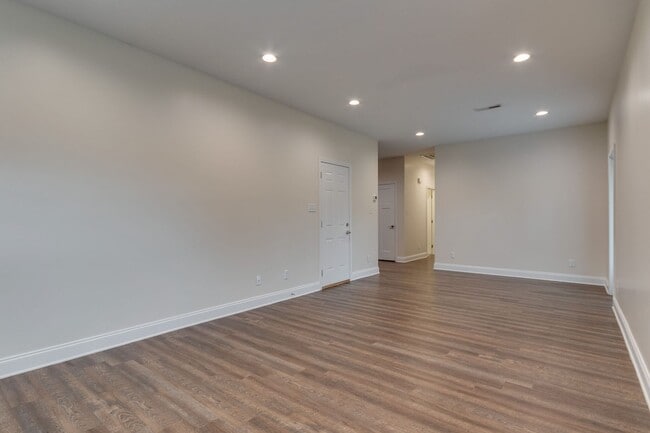 Building Photo - 2 Bedroom 1 car garage