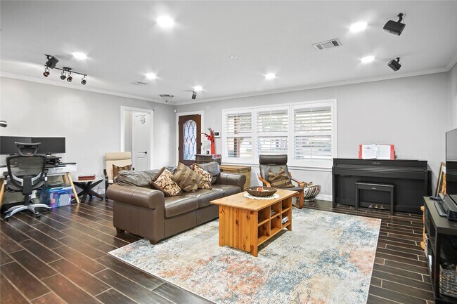 Building Photo - 9928 Westview Dr