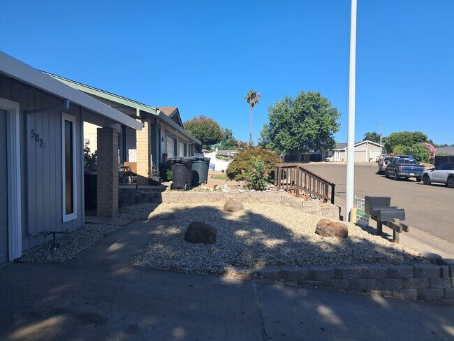 Foto del edificio - Roseville 2 Bedroom Duplex, New Carpet, Central Heat and Air, Large Fenced Yard