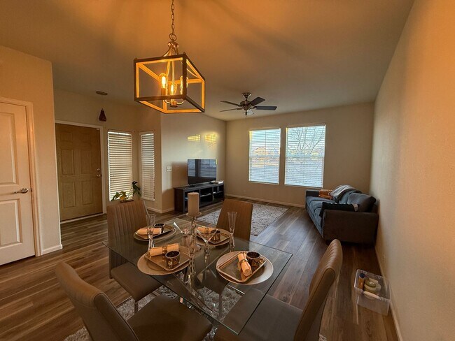 Foto del edificio - 3 Bed 3 Bath 2 Car Attached Garage Townhome Minutes from Ft. Carson!!!