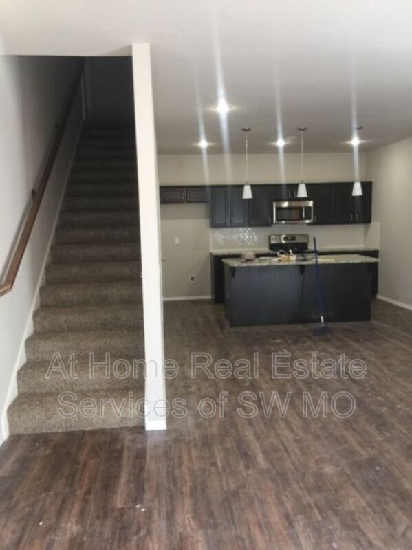 Building Photo - 646 S Landen Ave