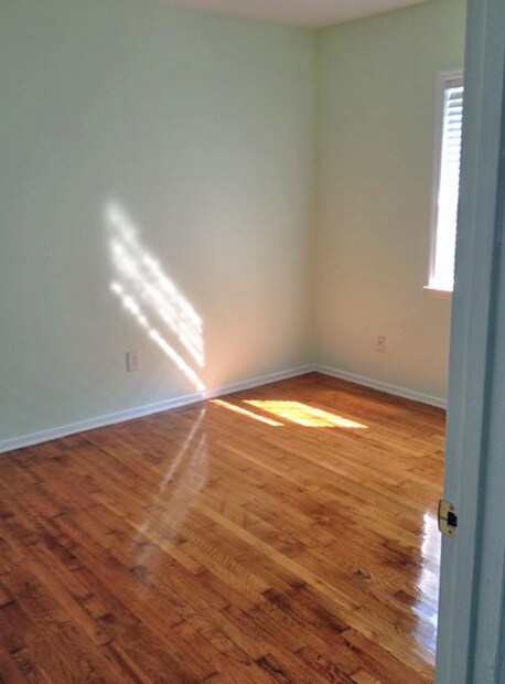 Building Photo - LOVELY 3 BR House! W/D Hookups, HW Floors,...