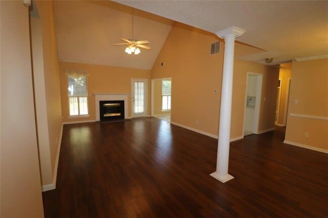 Building Photo - 160 Kent Dr