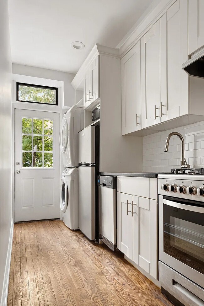 Foto del edificio - 908 Sterling Pl