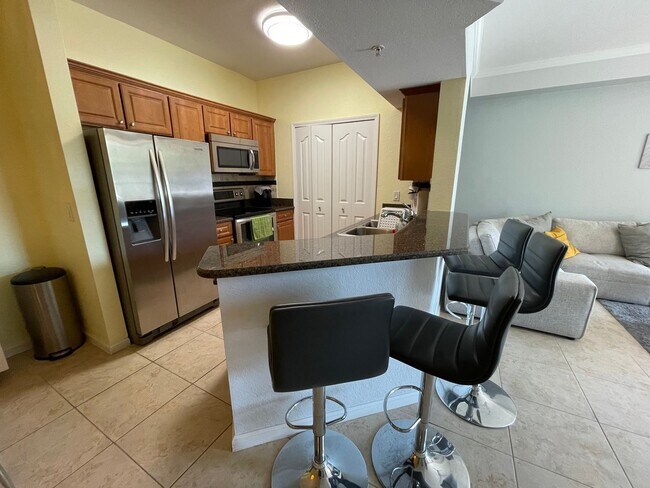 Foto del edificio - ANNUAL RENTAL - FURNISHED 1 BED / 1 BATH W...
