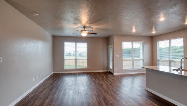 Building Photo - 1328 Kingsgate Dr