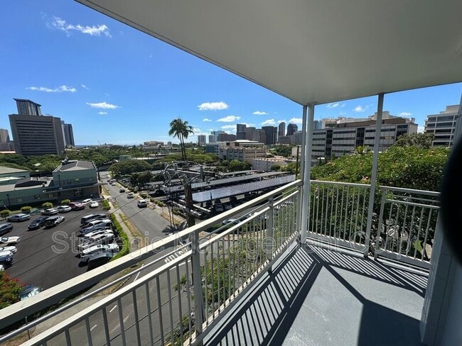 Building Photo - 1301 Lusitana St