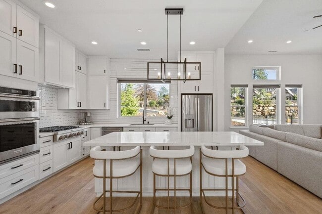 Building Photo - Modern Luxury Meets Country Club Living