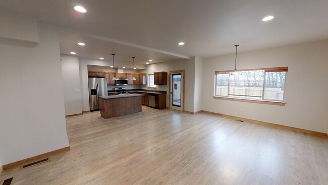 Foto del edificio - Spacious Townhome, 2-Car Garage, Fenced in...