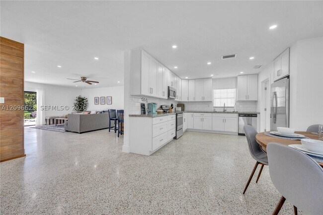 Foto del edificio - 9448 Sterling Dr
