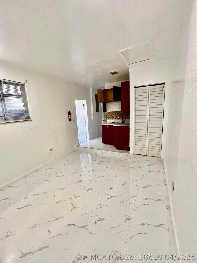 Building Photo - 2321 Tarpon Dr