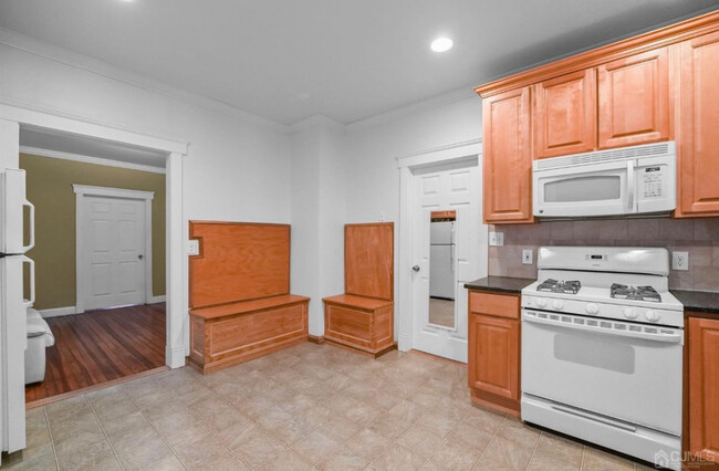 Kitchen with built in dining area - 226 Hamilton St