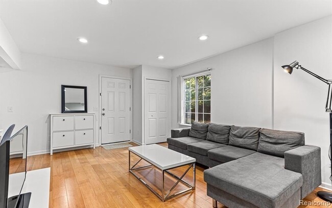 Building Photo - 47086 Auburn Ct
