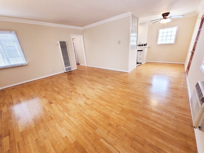 Foto del edificio - 7955 Blackburn Ave