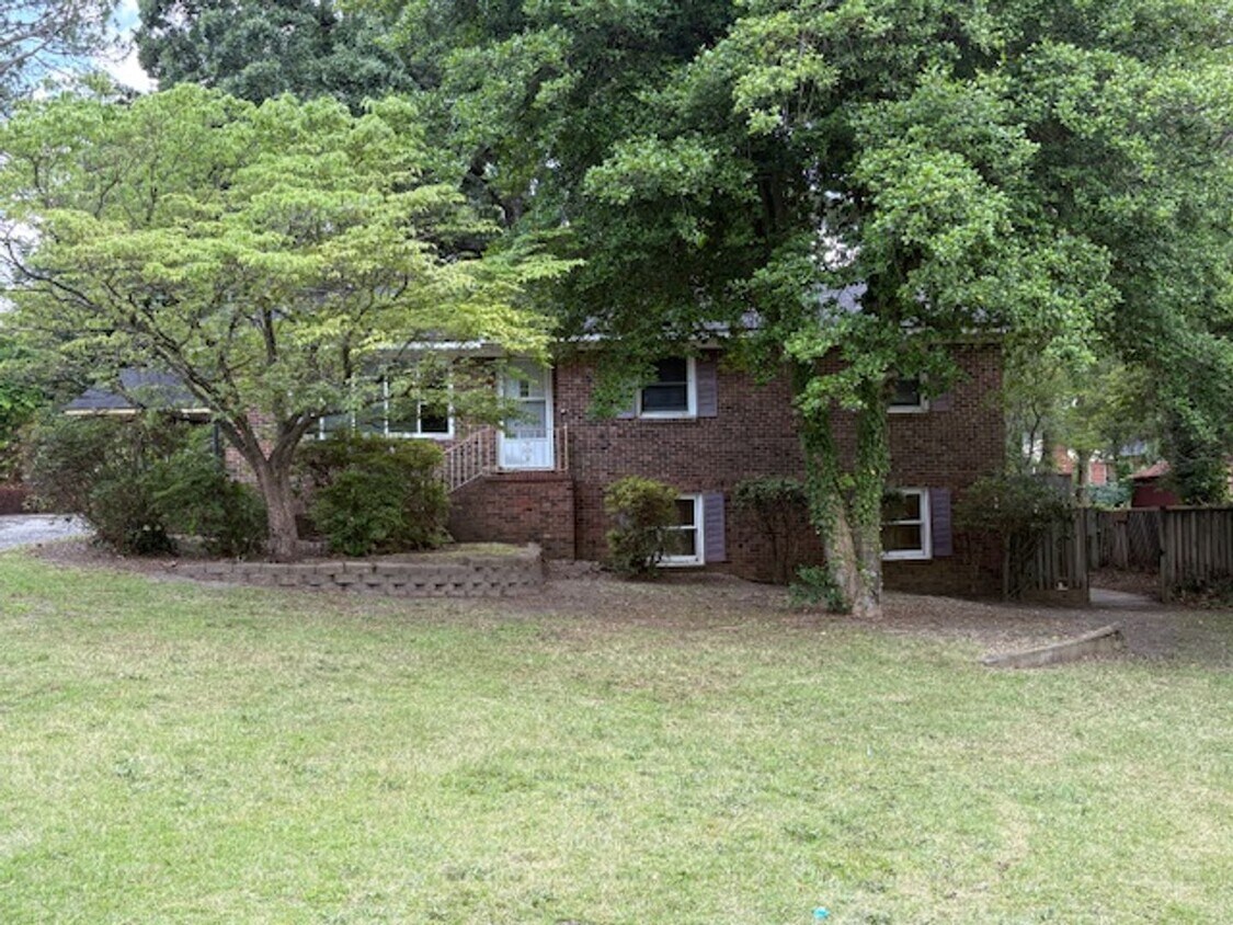 Foto principal - Spacious 4 Bed 2.5 bath Home Close to Fort...
