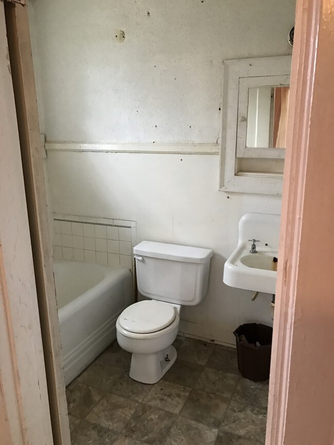 Baño - 201 E Henderson St