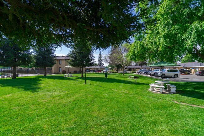 Foto del edificio - Maple Grove Apartments