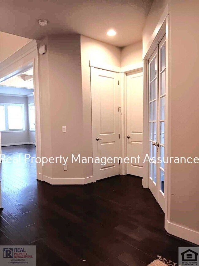 Building Photo - Attractive 4BR/2.5BA House In Spectacular ...
