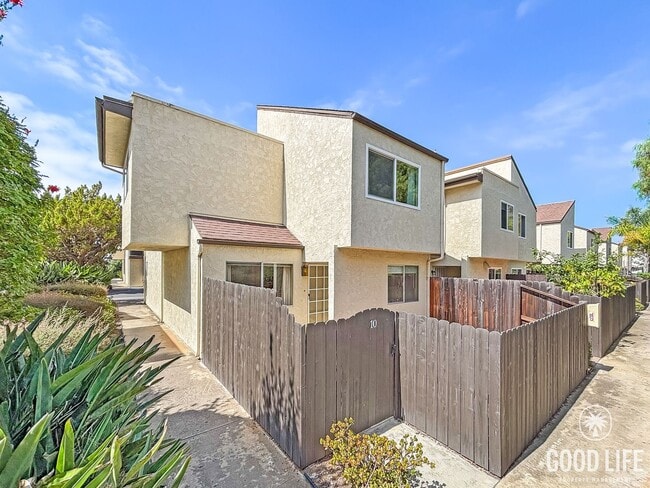 Building Photo - Spacious 3BD/2.5BA Townhouse in UTC W/ 2-C...