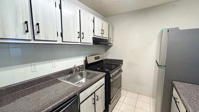 Building Photo - Vinings Run 1 Bedroom Condo, Minutes from ...