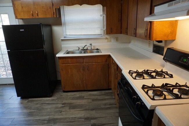 Building Photo - 77 Somerset Dr