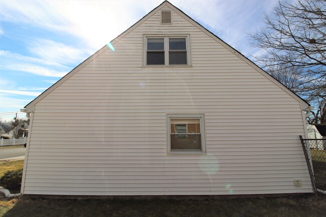 Building Photo - 579 Doloro Dr