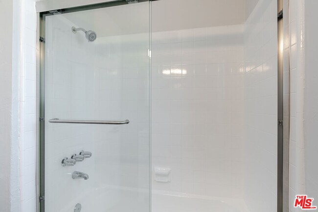 Foto del edificio - 845 S Kenmore Ave